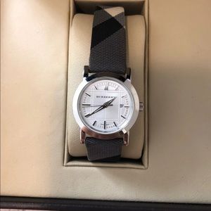 *updated photos* Women’s Burberry watch